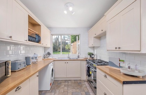 Squirrel's Heath Casa | Modern villa, sleeps 10, 2 bathrooms, park 3 vans