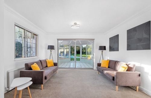 Squirrel's Heath Casa | Modern villa, sleeps 10, 2 bathrooms, park 3 vans