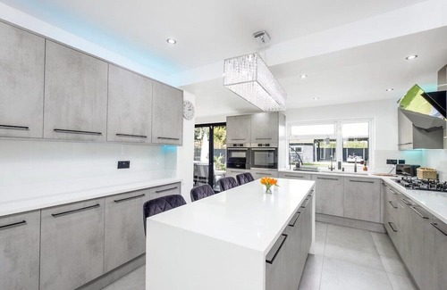 Emerson Park Casa | Wych Elm Road by MT Property
