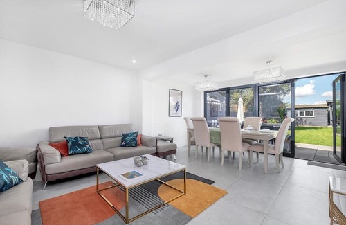Emerson Park Casa | Wych Elm Road by MT Property