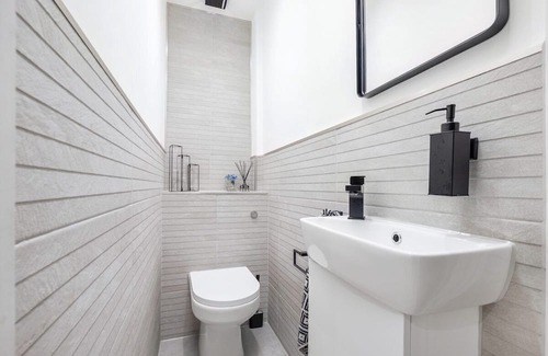 Emerson Park Casa | Wych Elm Road by MT Property