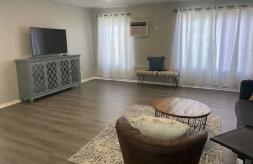 Pacific Heights Casa | Modern Cozy 2b/1b Island Home away from Home../ Free Parking
