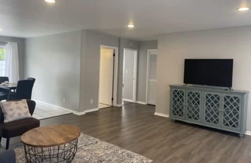 Pacific Heights Casa | Modern Cozy 2b/1b Island Home away from Home../ Free Parking