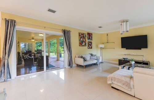 Southwest Ranches Villa | Beautiful Spacious 3 bed Home on an acre lot in South Florida