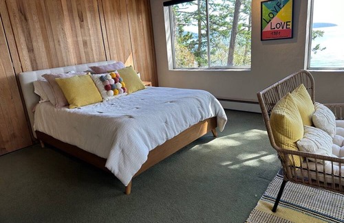 Lopez Island Casa | Mid-century waterfront retreat with amazing views and near ferry - 30+ days