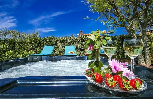 Rosini Casa | Villa Rossa is a charming renovated Istrian stone house located in the village Rosini near Porec.