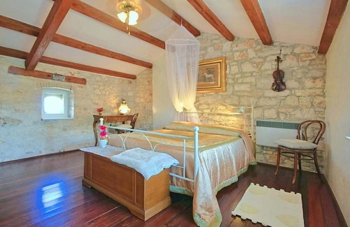 Rosini Casa | Villa Rossa is a charming renovated Istrian stone house located in the village Rosini near Porec.