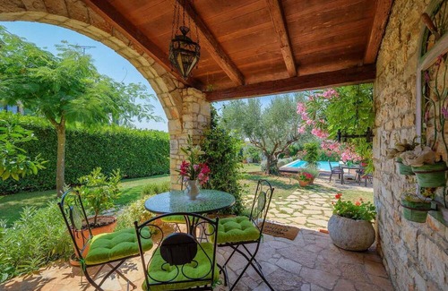 Rosini Casa | Villa Rossa is a charming renovated Istrian stone house located in the village Rosini near Porec.