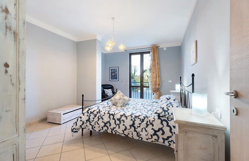 Dormelletto Casa | Holiday Home 'Margot Ca Bianca Dormelletto' with Shared Pool and Wi-Fi