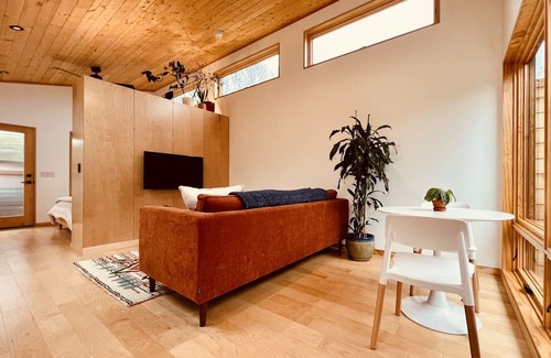 Friendly Apartamento | Cozy, private couples retreat. Minutes from Hayward Field, UofO, and Downtown.