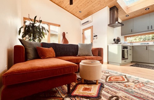 Friendly Apartamento | Cozy, private couples retreat. Minutes from Hayward Field, UofO, and Downtown.