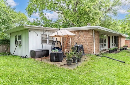 Homewood Casa | Cozy Rest-Haven, walking distance from Metra station and downtown Flossmoor