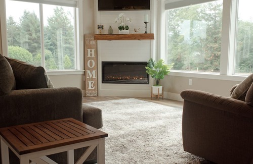 McKinleyville Cabaña | Beautiful New Guest House located in Sunny Blue Lake with Hot Tub!