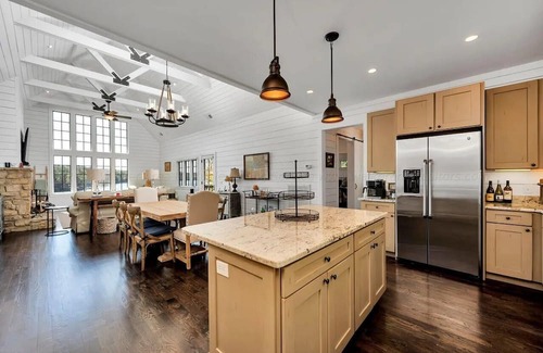 Crane Hill Casa | The Locklyn: Smith Lake Waterfront Views, Dock