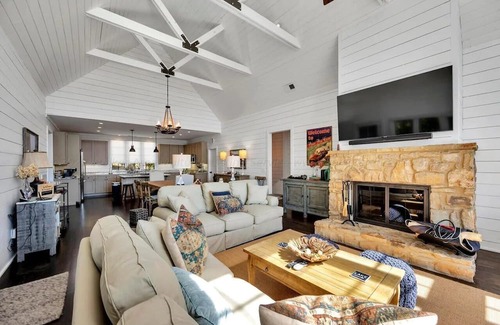 Crane Hill Casa | The Locklyn: Smith Lake Waterfront Views, Dock