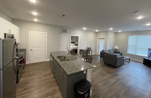 Plainfield Apartamento | Get in before it's gone! More space than a hotel and cheaper too!