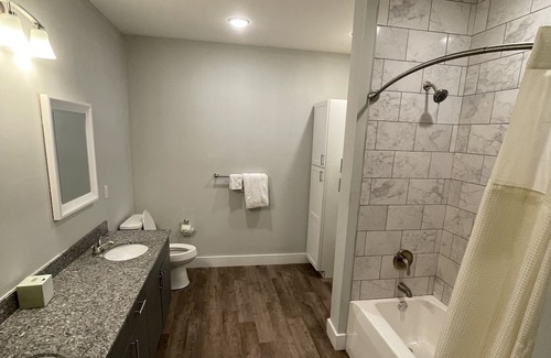 Plainfield Apartamento | Get in before it's gone! More space than a hotel and cheaper too!