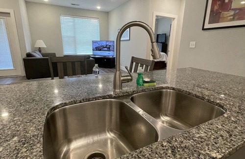 Plainfield Apartamento | Get in before it's gone! More space than a hotel and cheaper too!