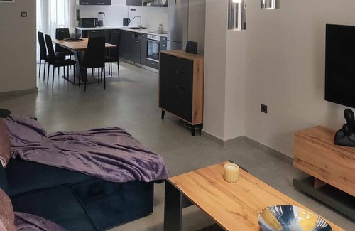 Volos City Centre Apartamento | Modern appartment, perfect for couples & families. Enhanced Security features!