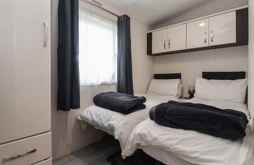 West Heslerton Cabaña | TORTWORTH LODGE, pet friendly, with hot tub in Sherburn