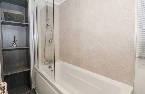 West Heslerton Cabaña | TORTWORTH LODGE, pet friendly, with hot tub in Sherburn