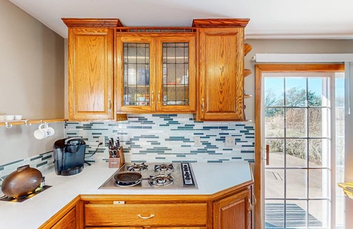 Tower Heights Cabaña | Vintage Route 66 cottage with deck, views, yard games - near downtown