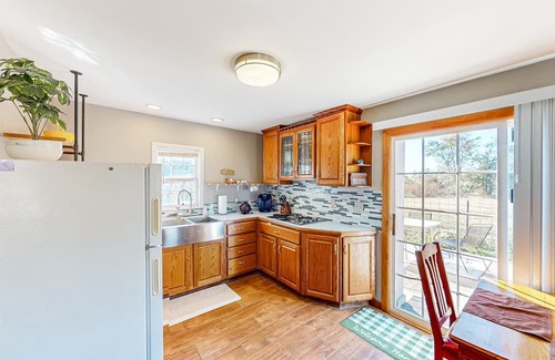 Tower Heights Cabaña | Vintage Route 66 cottage with deck, views, yard games - near downtown