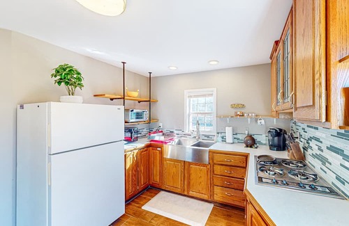 Tower Heights Cabaña | Vintage Route 66 cottage with deck, views, yard games - near downtown