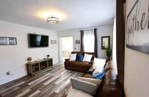 Northwest Casa | The Gathering! 6BR Home by Town Center w/ King Bed