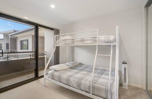 North Haven Apartamento | North Heaven - Modern Apartment with Balcony River Views and Pool