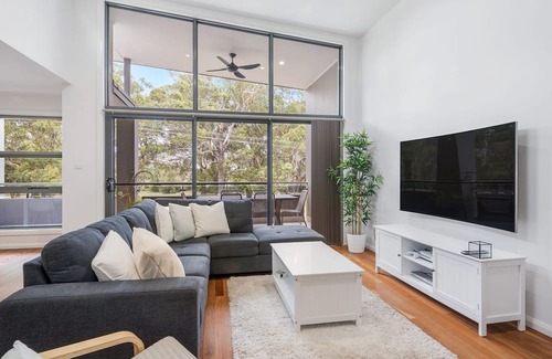 North Haven Apartamento | North Heaven - Modern Apartment with Balcony River Views and Pool