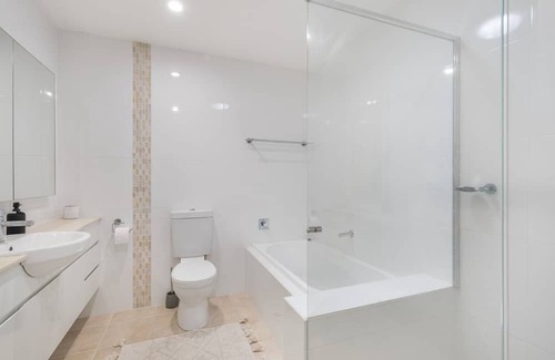North Haven Apartamento | North Heaven - Modern Apartment with Balcony River Views and Pool