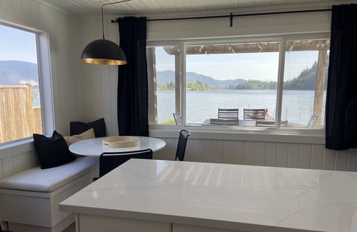 Hatzic Casa | Winter Escape with Amazing Views from the Hot Tub!