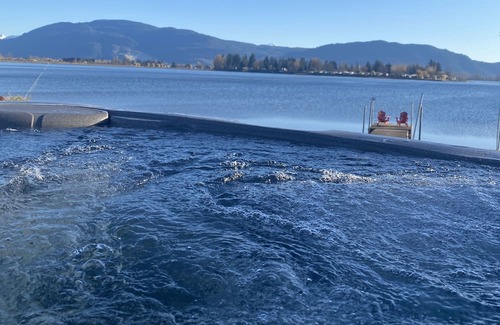 Hatzic Casa | Winter Escape with Amazing Views from the Hot Tub!