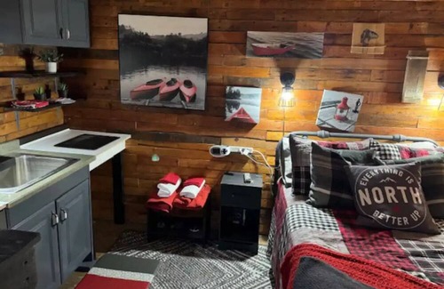 Alcona Cabina | Rustic Cozy Cabin In Innisfil Across from the Lake