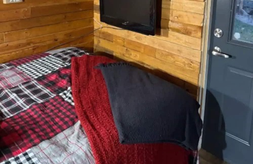 Alcona Cabina | Rustic Cozy Cabin In Innisfil Across from the Lake