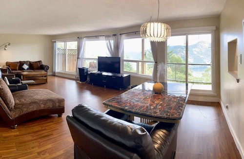 Malahat Cama Y Desayuno | 2 bedroom suite with million dollar Oceanview near Malahat Sky Walk