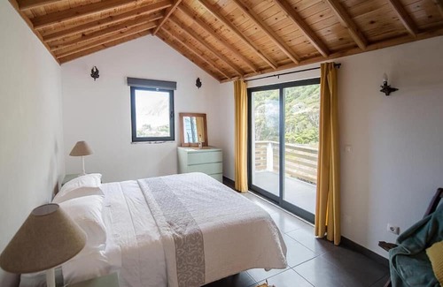 Praia do Norte Casa | Blue House with Sea View