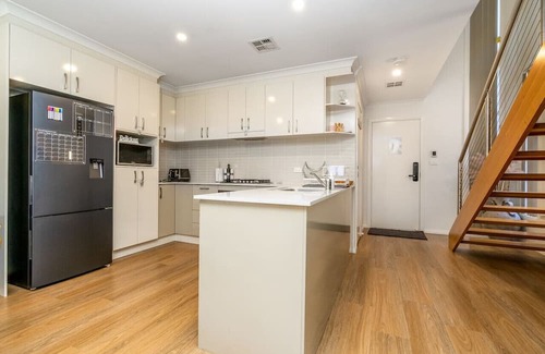 Queanbeyan East Casa | 2-Storey Townhouse in the heart of Queanbeyan