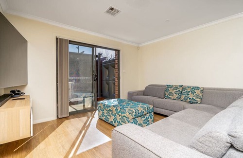 Queanbeyan East Casa | 2-Storey Townhouse in the heart of Queanbeyan
