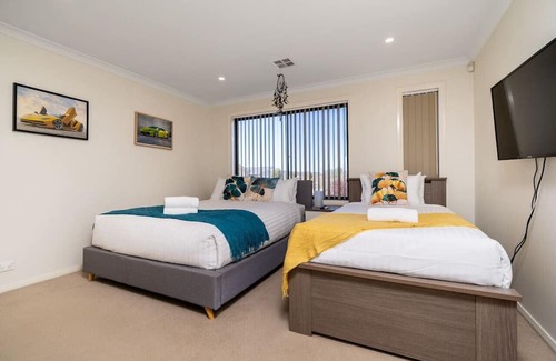 Queanbeyan East Casa | 2-Storey Townhouse in the heart of Queanbeyan