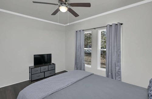 West Columbia Cabaña | Cute as a button 3 bedroom 1 bath close USC, Fort Jackson and downtown Columbia