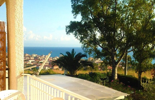 Falerna Apartamento | Holiday Apartment "Trilocale 33 Residence La Giungla" with Sea View, Shared Pool & Wi-Fi