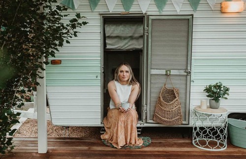 Mylor Casa | A chic vintage caravan in an idyllic setting.nPure escapism in the Hills.