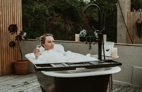 Mylor Casa | A chic vintage caravan in an idyllic setting.nPure escapism in the Hills.