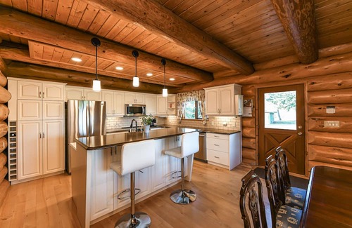 Courtenay Casa | Spacious Canadian dream log home with your own private oasis in Seal Bay area.