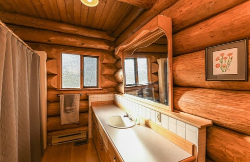 Courtenay Casa | Spacious Canadian dream log home with your own private oasis in Seal Bay area.