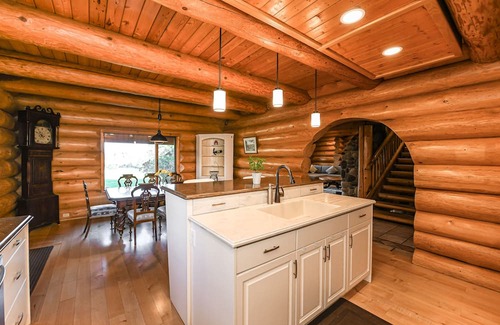 Courtenay Casa | Spacious Canadian dream log home with your own private oasis in Seal Bay area.