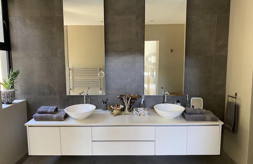 Hout Bay Casa | luxurious ocean-view villa in a gated estate - 5 minutes from the beach
