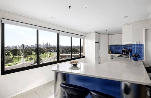 St Kilda Apartamento | Beachfront Spacious 3brm Unit in St Kilda with Stunning Bay & City Views
